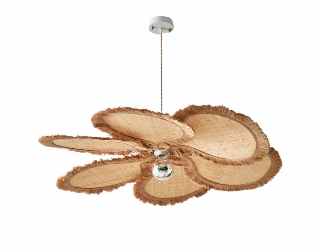 Suspension fleur artistique et design en rotin de couleur beige sur fond blanc.