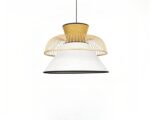 Suspension japonaise en bambou et tissu sur fond blanc