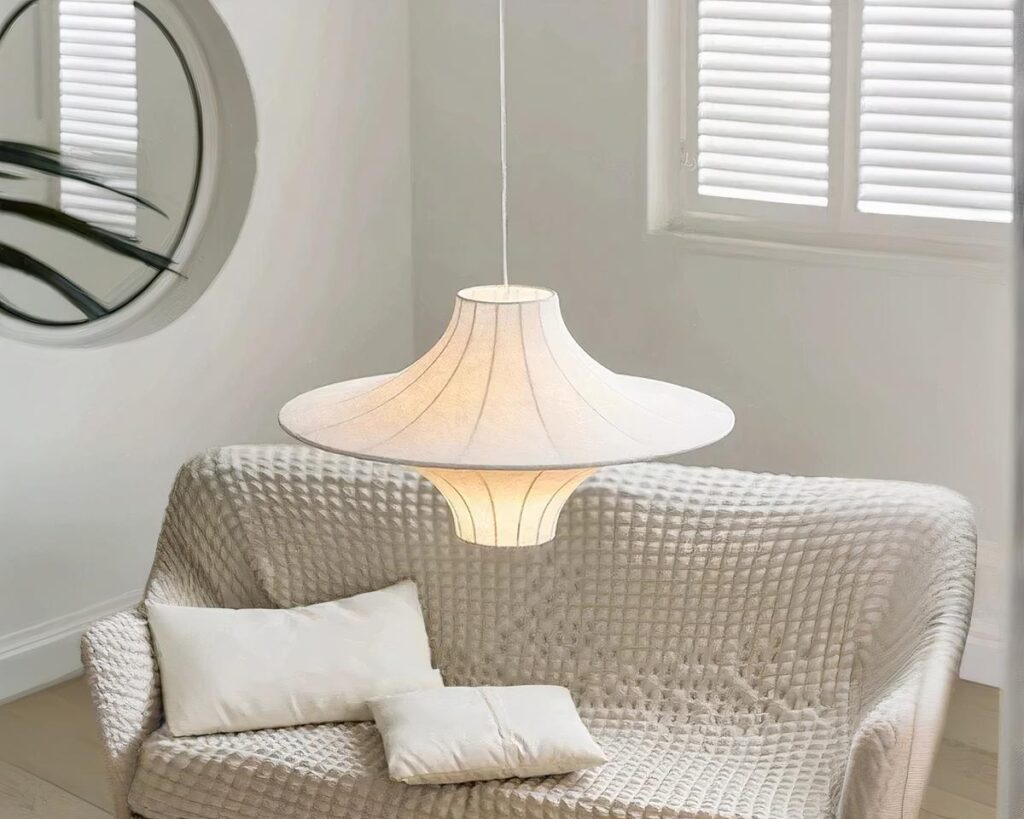 Suspension japonaise LED décorative et durable installée devant un canapé avec un miroir à gauche et une fenêtre à droite