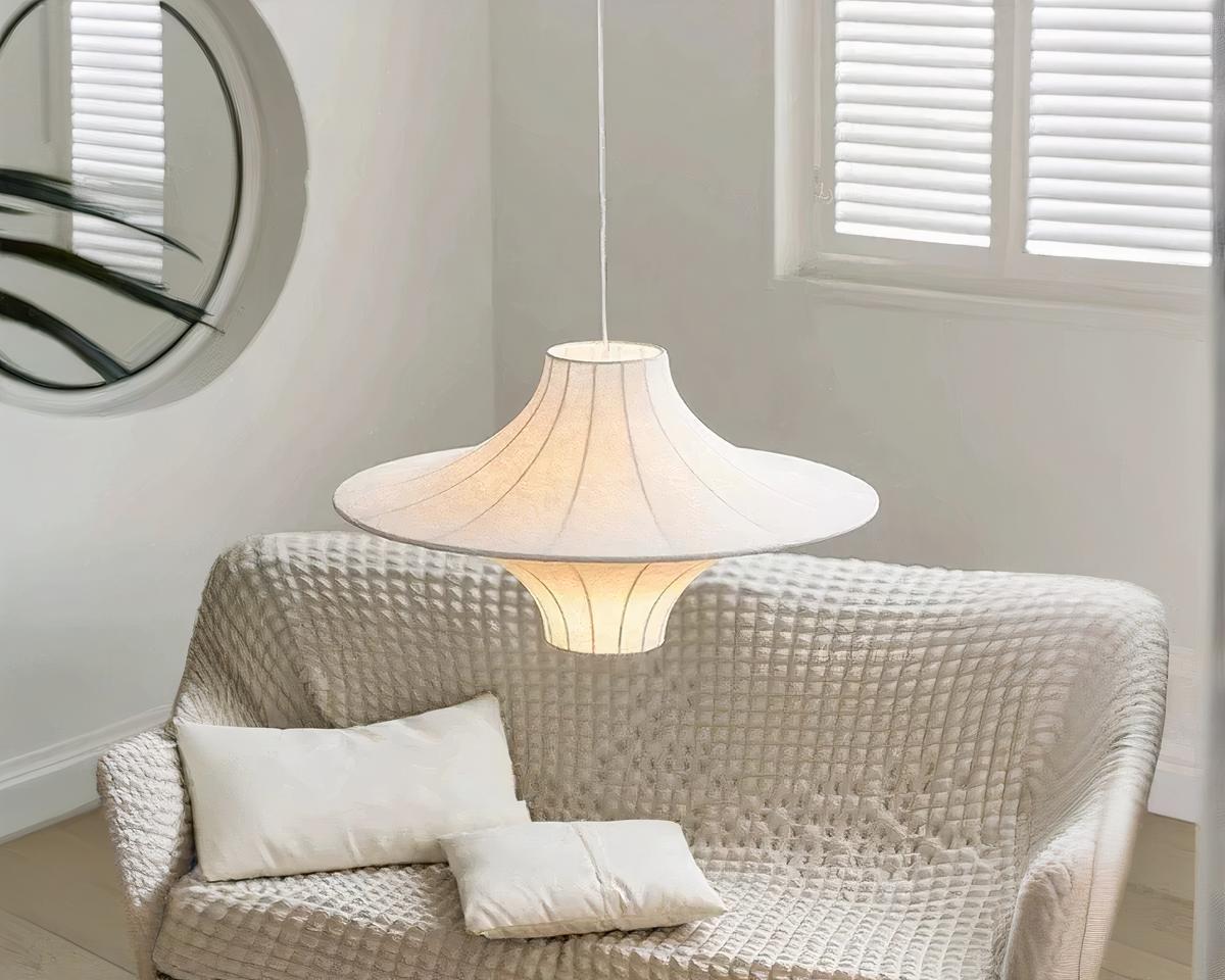 Suspension japonaise LED décorative et durable installée devant un canapé avec un miroir à gauche et une fenêtre à droite
