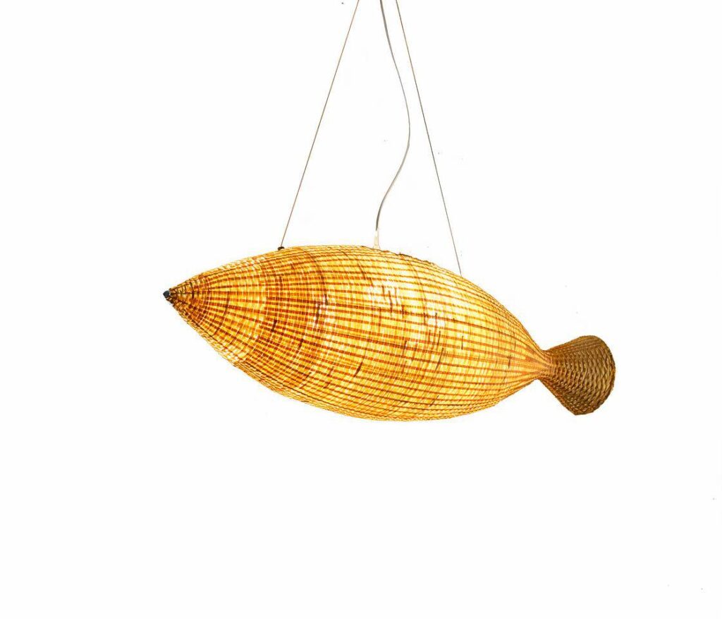 Suspension japonaise LED en forme de poisson sur fond blanc