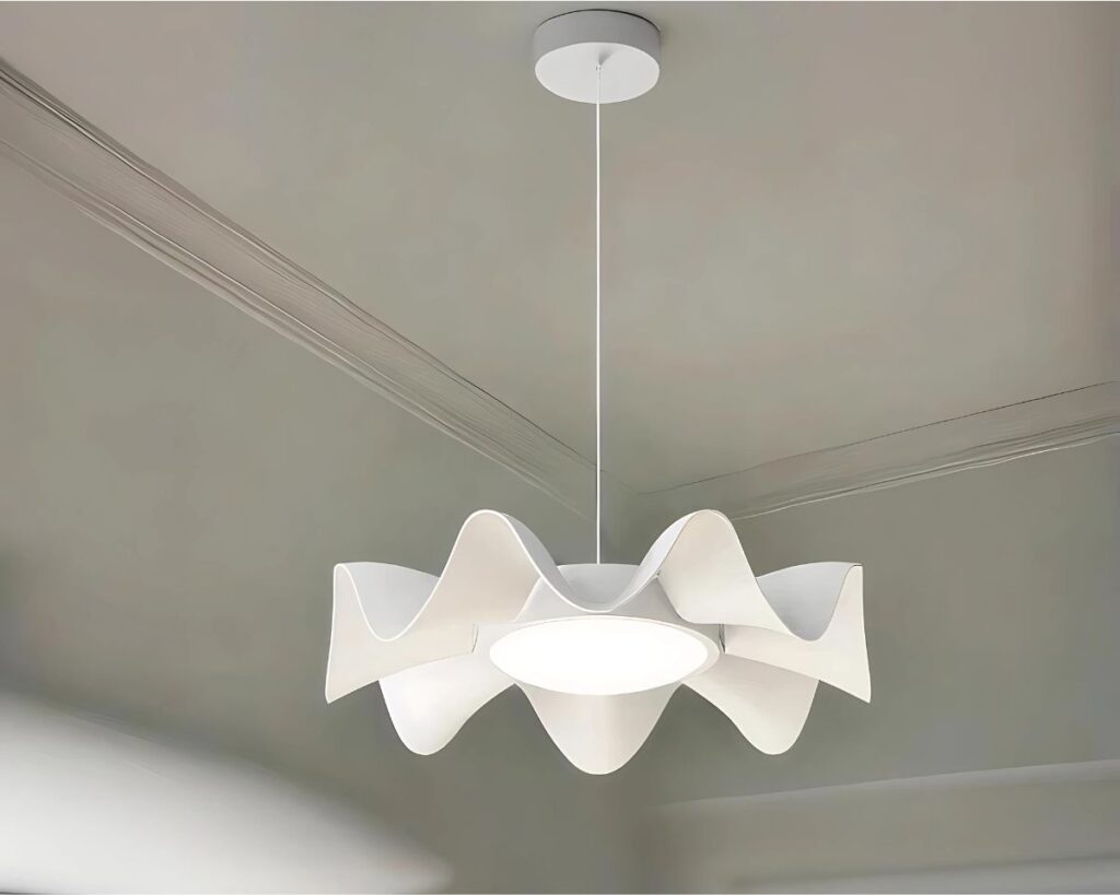 Suspension LED design de forme ondulée blanche allumée dans une pièce aux murs gris clairs.