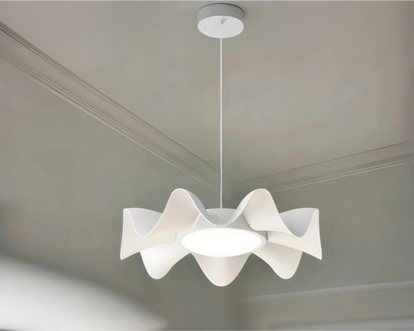 Suspension LED design de forme ondulée blanche allumée dans une pièce aux murs gris clairs.