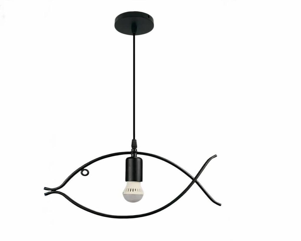 Suspension LED style industriel en forme de poisson sur fond blanc
