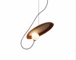 Suspension marron et circulaire de style moderne sur fond blanc