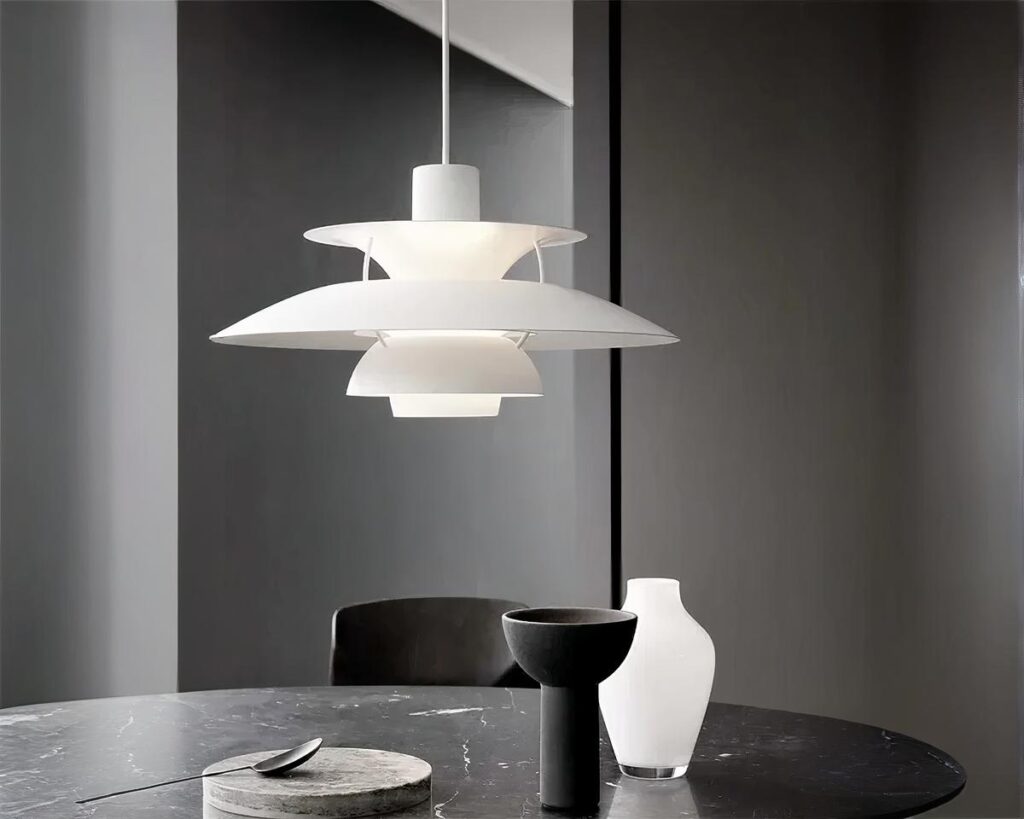 Suspension métal LED à étage style minimaliste installée au-dessus d'une table en marbre noir