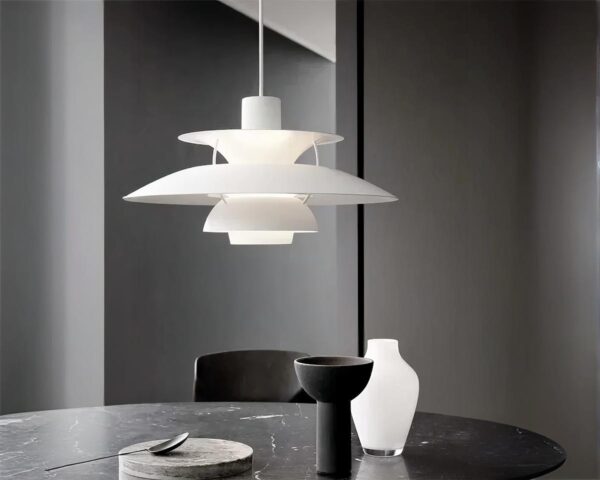 Suspension métal LED à étage style minimaliste installée au-dessus d'une table en marbre noir