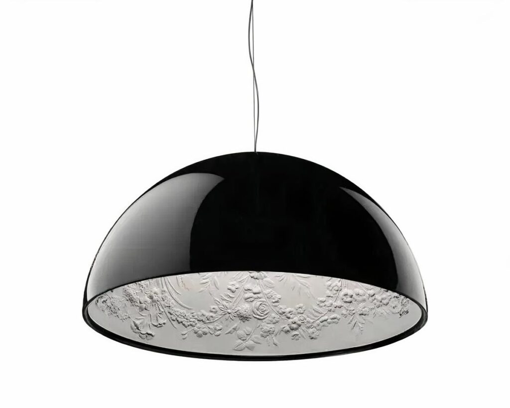 Suspension minimaliste avec motifs artistiques sur fond blanc