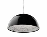 Suspension minimaliste avec motifs artistiques sur fond blanc