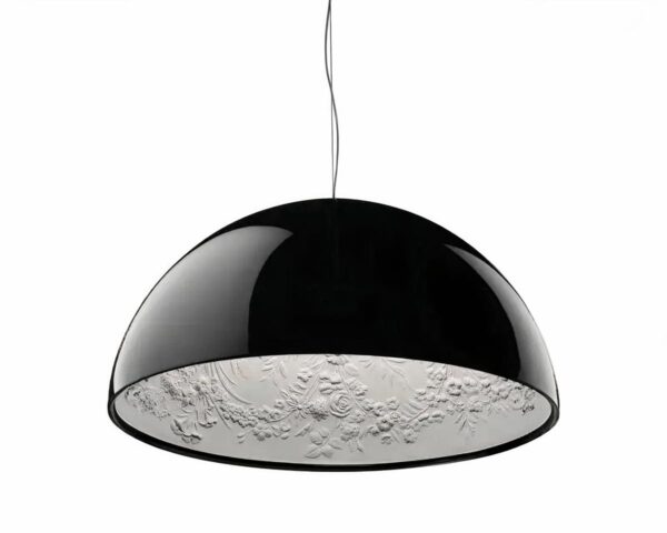 Suspension minimaliste avec motifs artistiques sur fond blanc