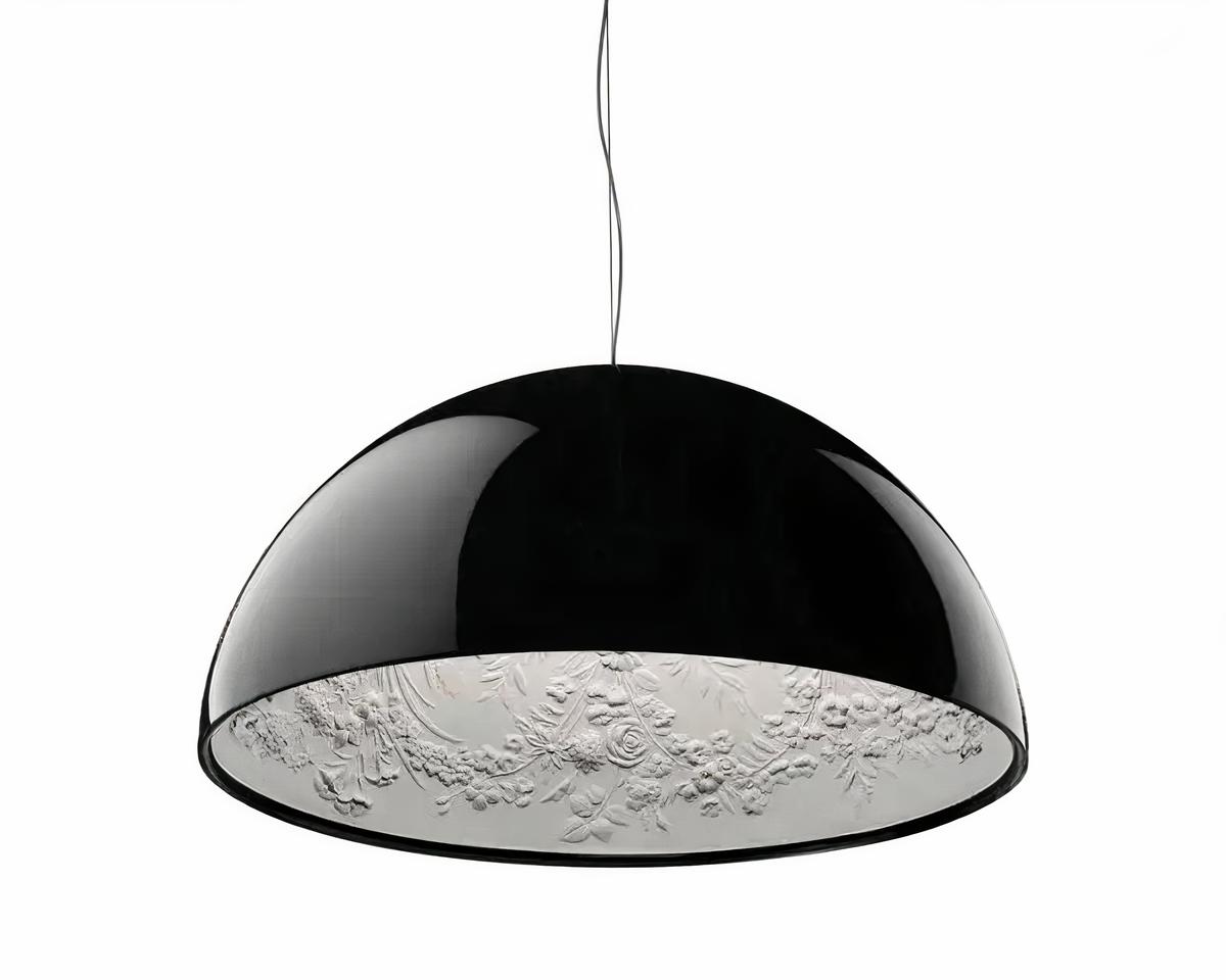 Suspension minimaliste avec motifs artistiques sur fond blanc
