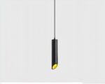 Suspension minimaliste et noire en forme de tube sur fond gris