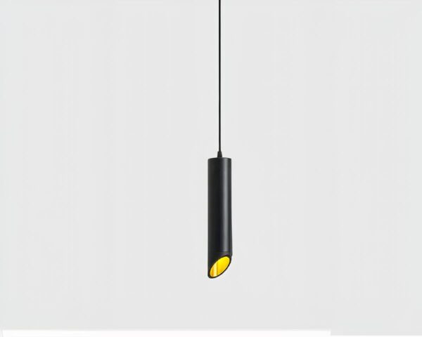 Suspension minimaliste et noire en forme de tube sur fond gris