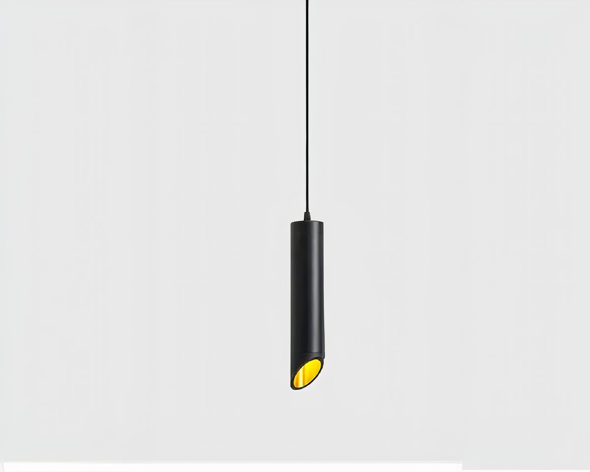 Suspension minimaliste et noire en forme de tube sur fond gris