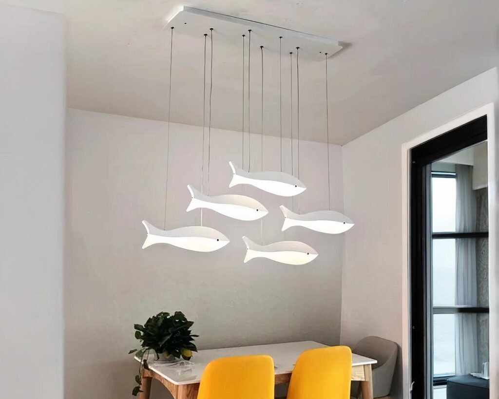 Suspension moderne avec 5 poissons sur fond gris