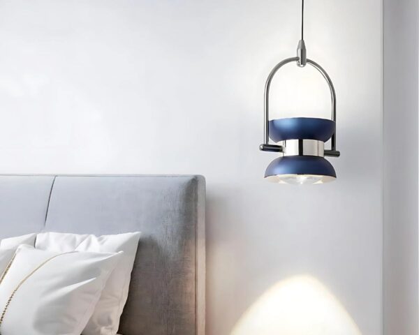 Suspension moderne bleue et créative dans une chambre