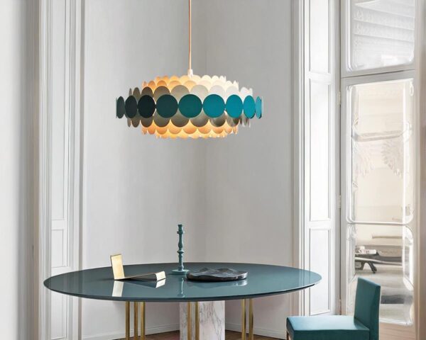 Suspension moderne et créative avec cercles dans une pièce