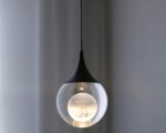 Suspension moderne en cristal avec lune sur fond gris