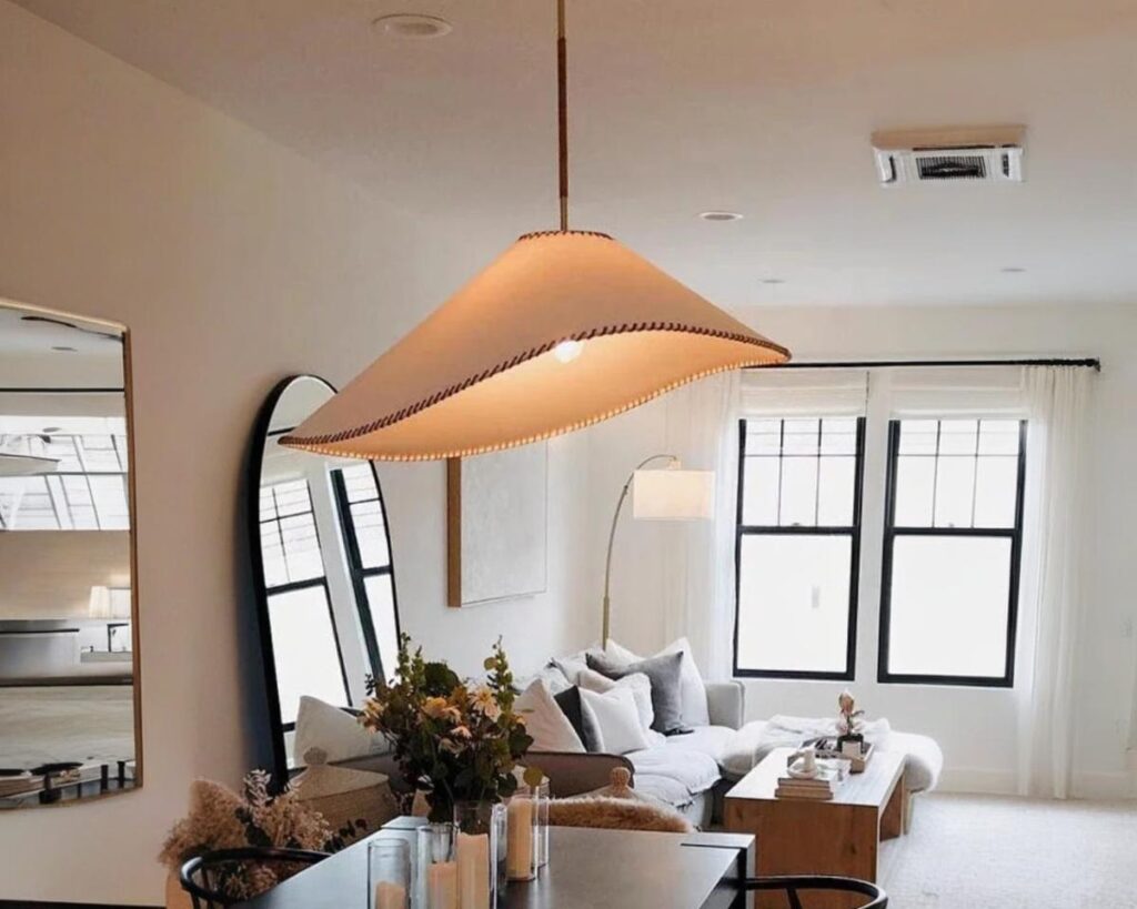 Suspension moderne et décorative en tissu dans une pièce