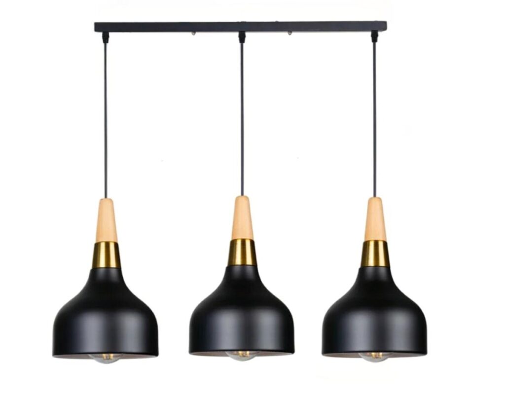 Suspension moderne au design épuré à 3 têtes sur fond blanc