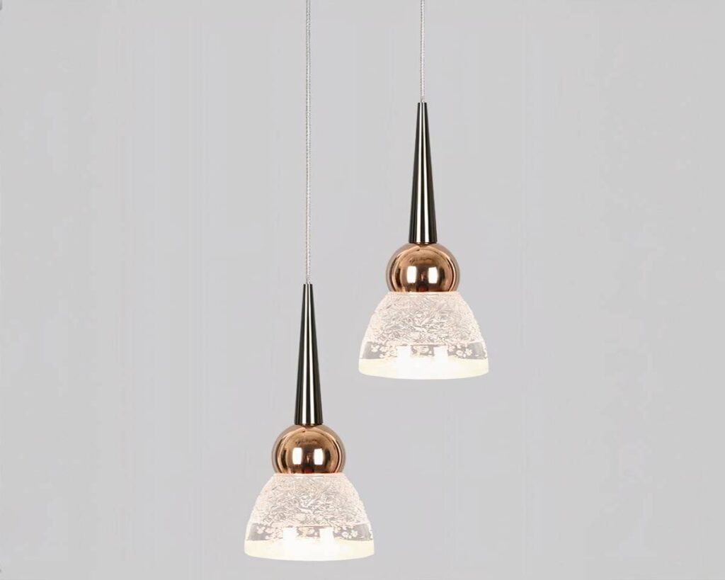 Suspension moderne et design en forme de cône sur fond gris