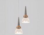 Suspension moderne et design en forme de cône sur fond gris