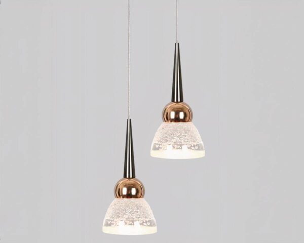 Suspension moderne et design en forme de cône sur fond gris