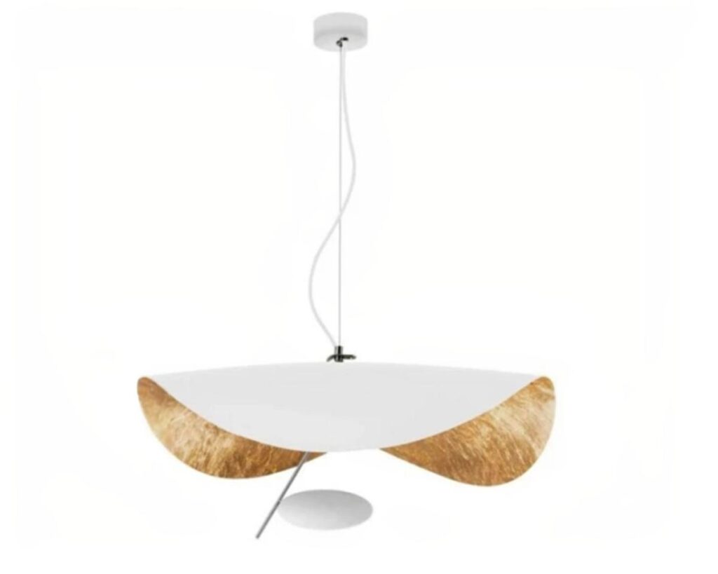 Suspension moderne design incurvé blanc, suspendue et sur fond blanc.