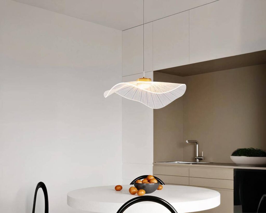 Suspension moderne en forme de chapeau au-dessus d'une table