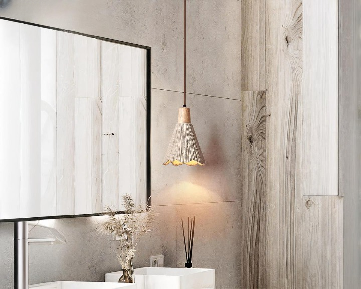 Lustre en cône beige dans une pièce à vivre, dans les tons beiges