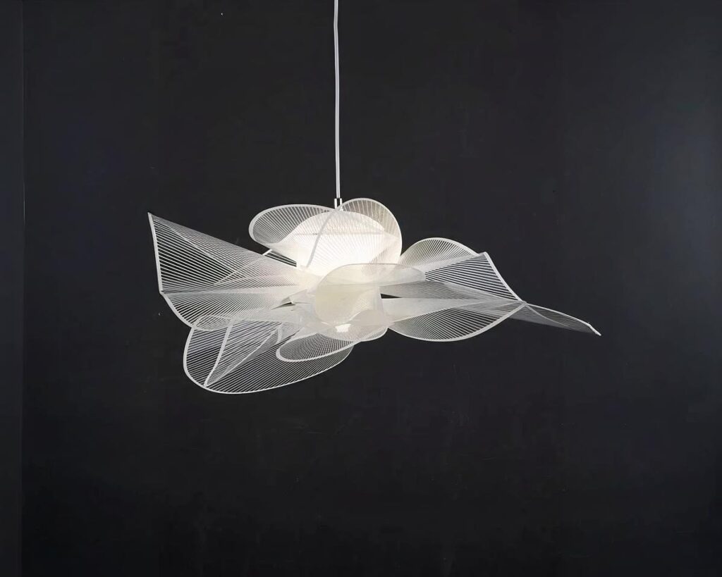 Suspension moderne et imposante au design floral sur fond noir