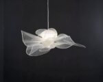 Suspension moderne et imposante au design floral sur fond noir