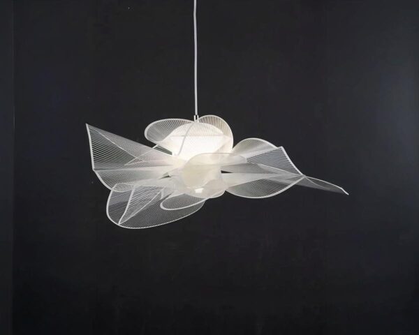 Suspension moderne et imposante au design floral sur fond noir