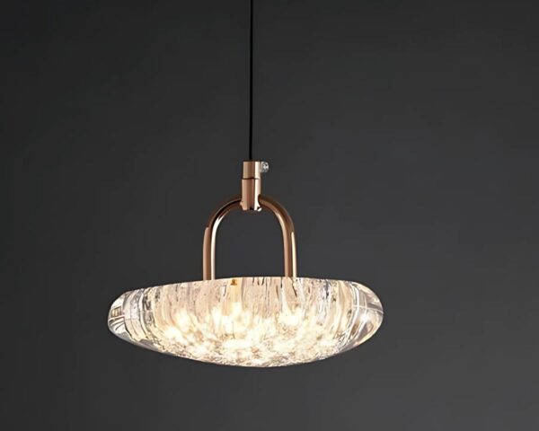 Suspension moderne et luxueuse au design épuré sur fond gris