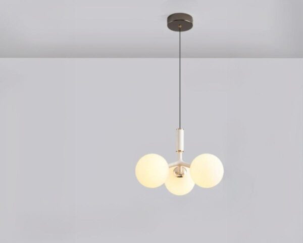 Suspension moderne en métal avec 3 têtes sur fond gris