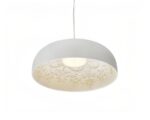 Suspension moderne avec motifs artistiques sur fond blanc