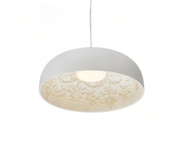 Suspension moderne avec motifs artistiques sur fond blanc