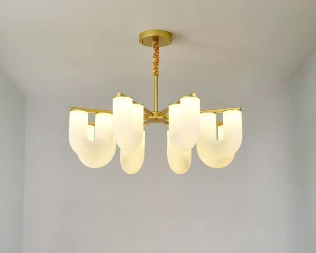 Suspension moderne et multiple en forme de U sur fond gris