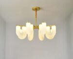 Suspension moderne et multiple en forme de U sur fond gris