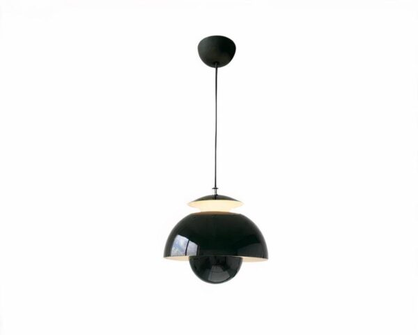 Suspension moderne noire au design épuré sur fond blanc
