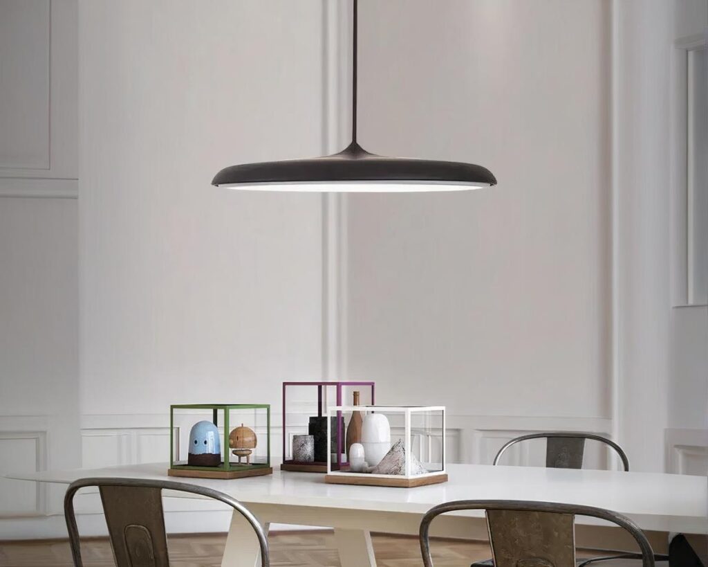 Suspension moderne et plate en aluminium dans une pièce