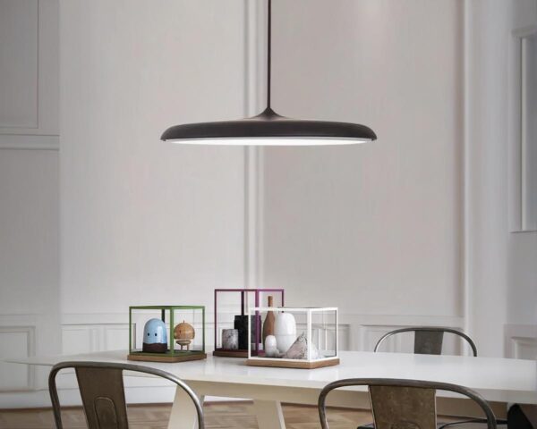 Suspension moderne et plate en aluminium dans une pièce