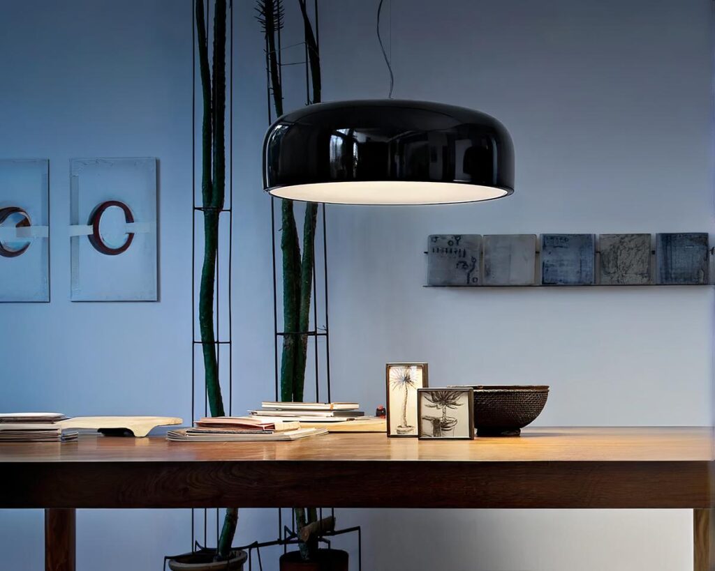 Suspension noire et brillante de style nordique dans une pièce