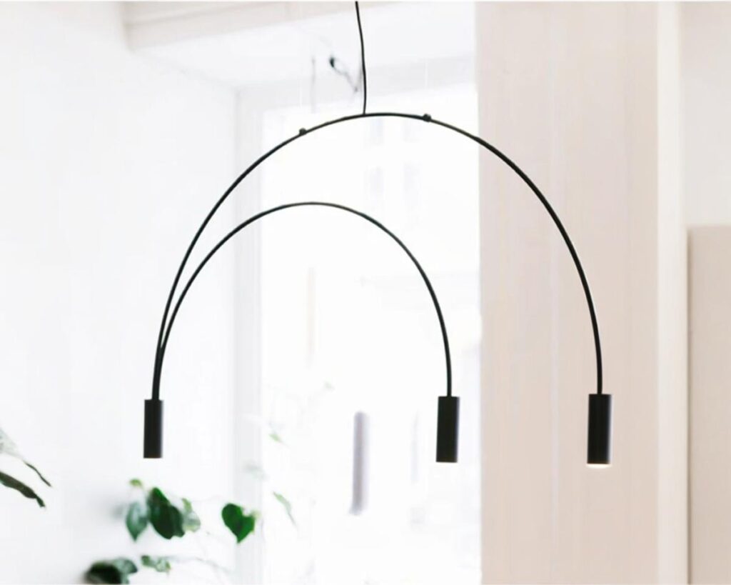 Suspension noire design arche élégante, à trois têtes et suspendue.
