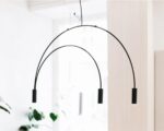 Suspension noire design arche élégante, à trois têtes et suspendue.