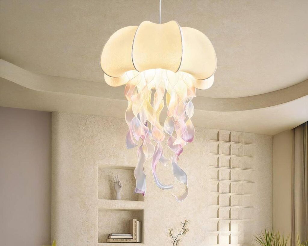 Suspension nordique au design de méduse sur fond beige
