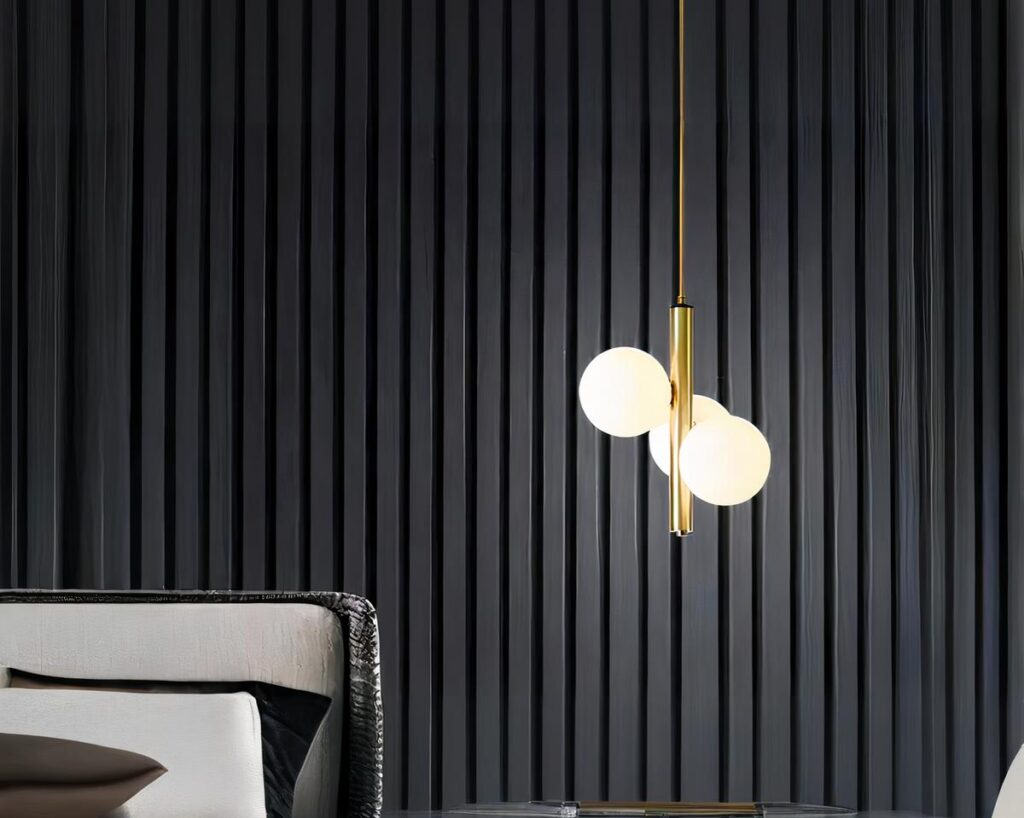 Suspension nordique dorée au design luxueux sur fond noir