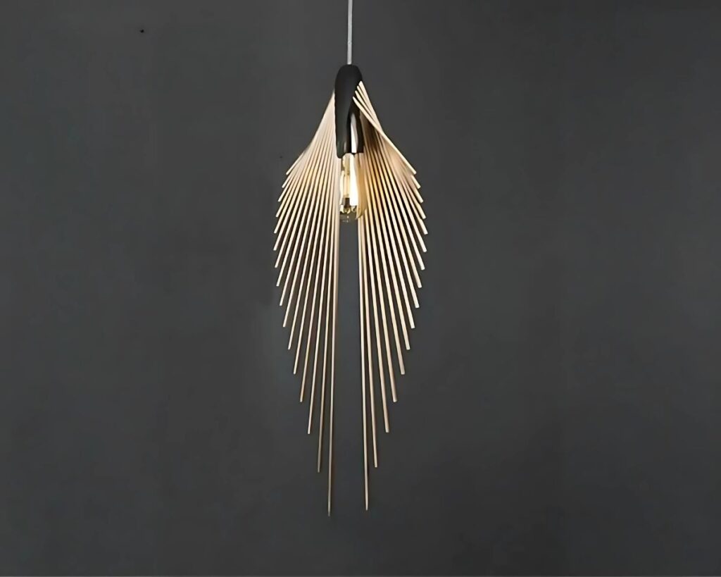 Suspension nordique dorée en forme d’ailes sur fond gris