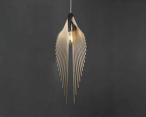 Suspension nordique dorée en forme d’ailes sur fond gris