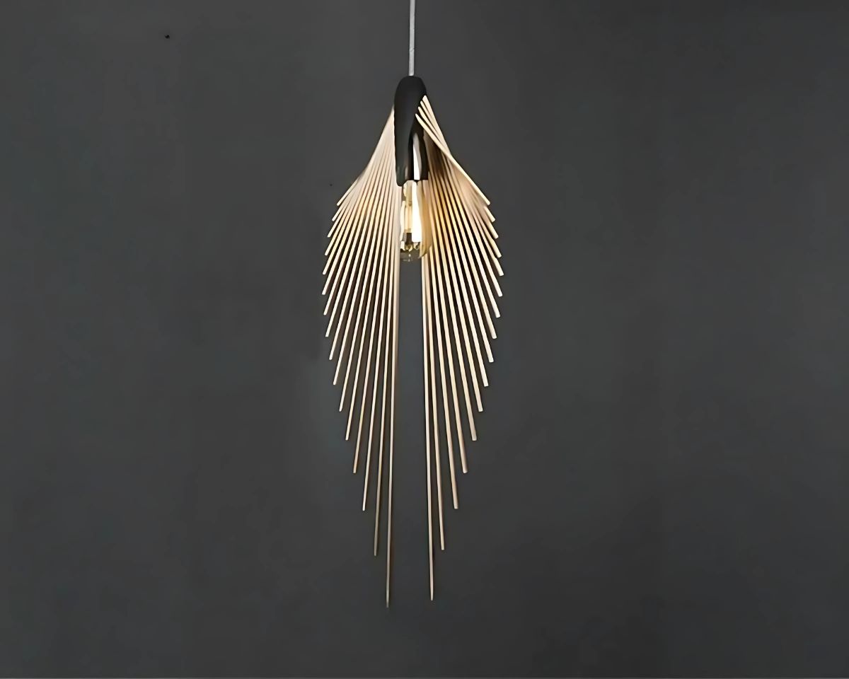 Suspension nordique dorée en forme d’ailes sur fond gris